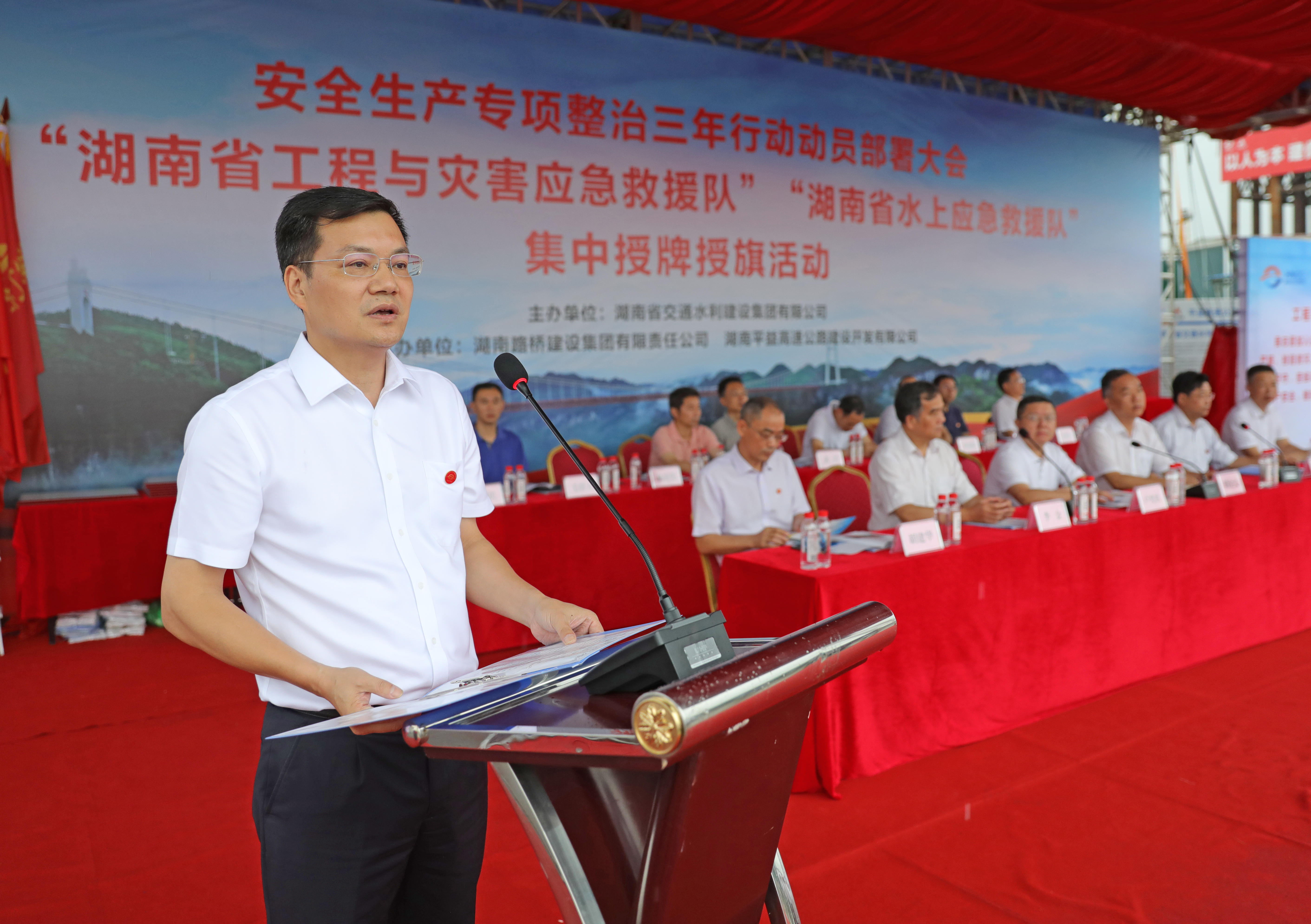 杨雄伟亮相讲话.jpg