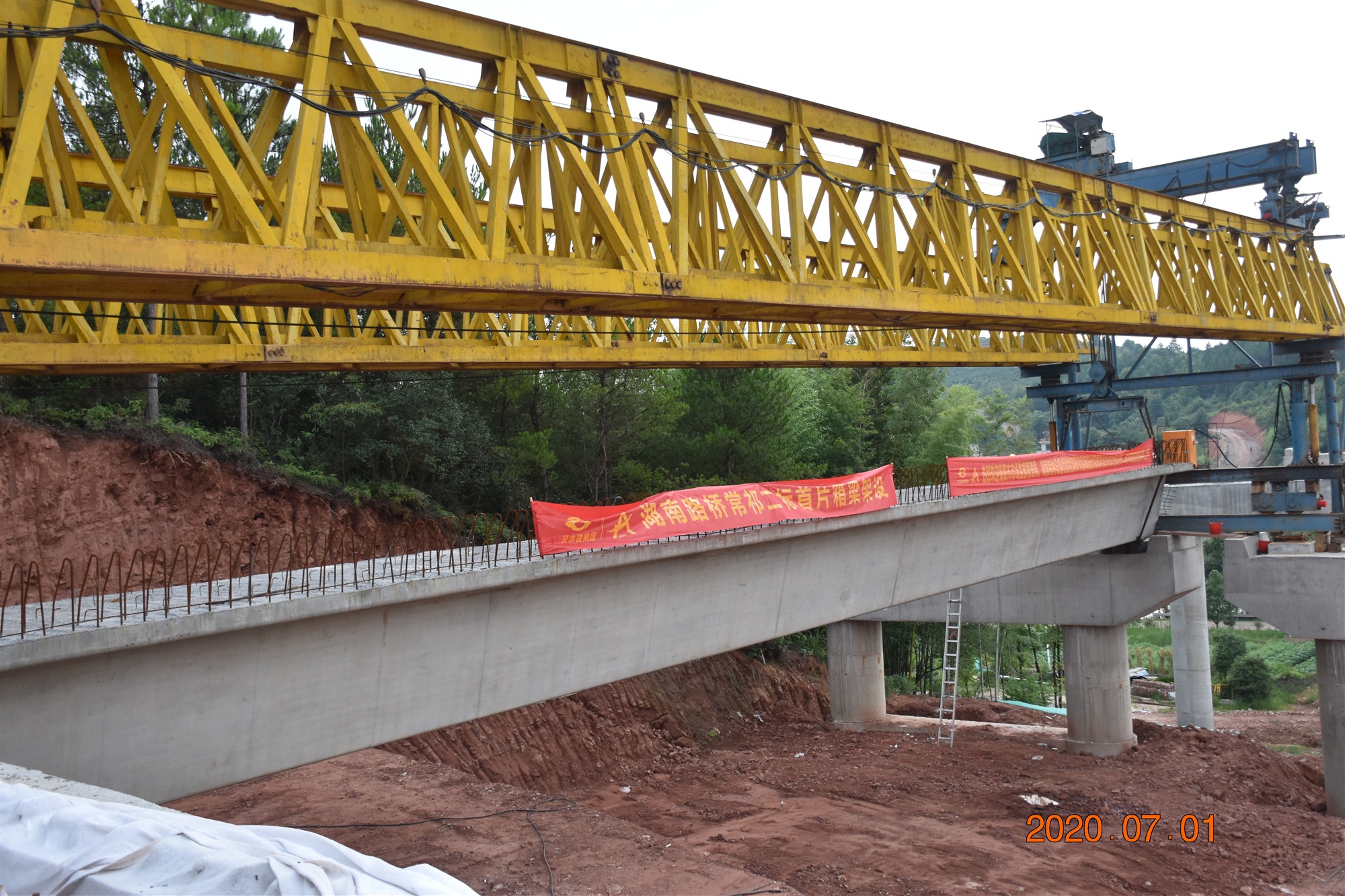 常祁二标首片箱梁乐成架设 图2_副本.jpg