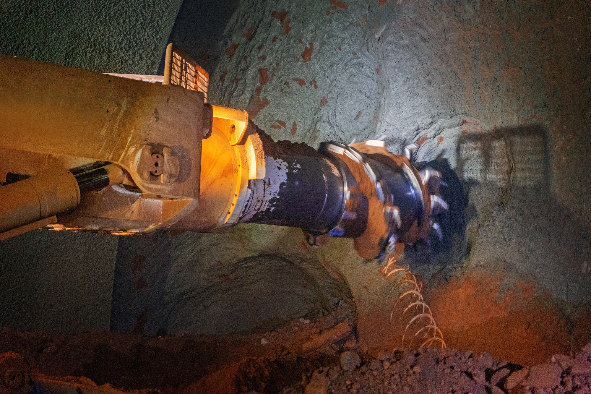 照片3：立异工艺，，，，，引进悬臂式掘进机.jpg