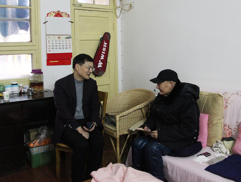1、杨雄伟慰问老向导卢锡侬_副本_副本.jpg