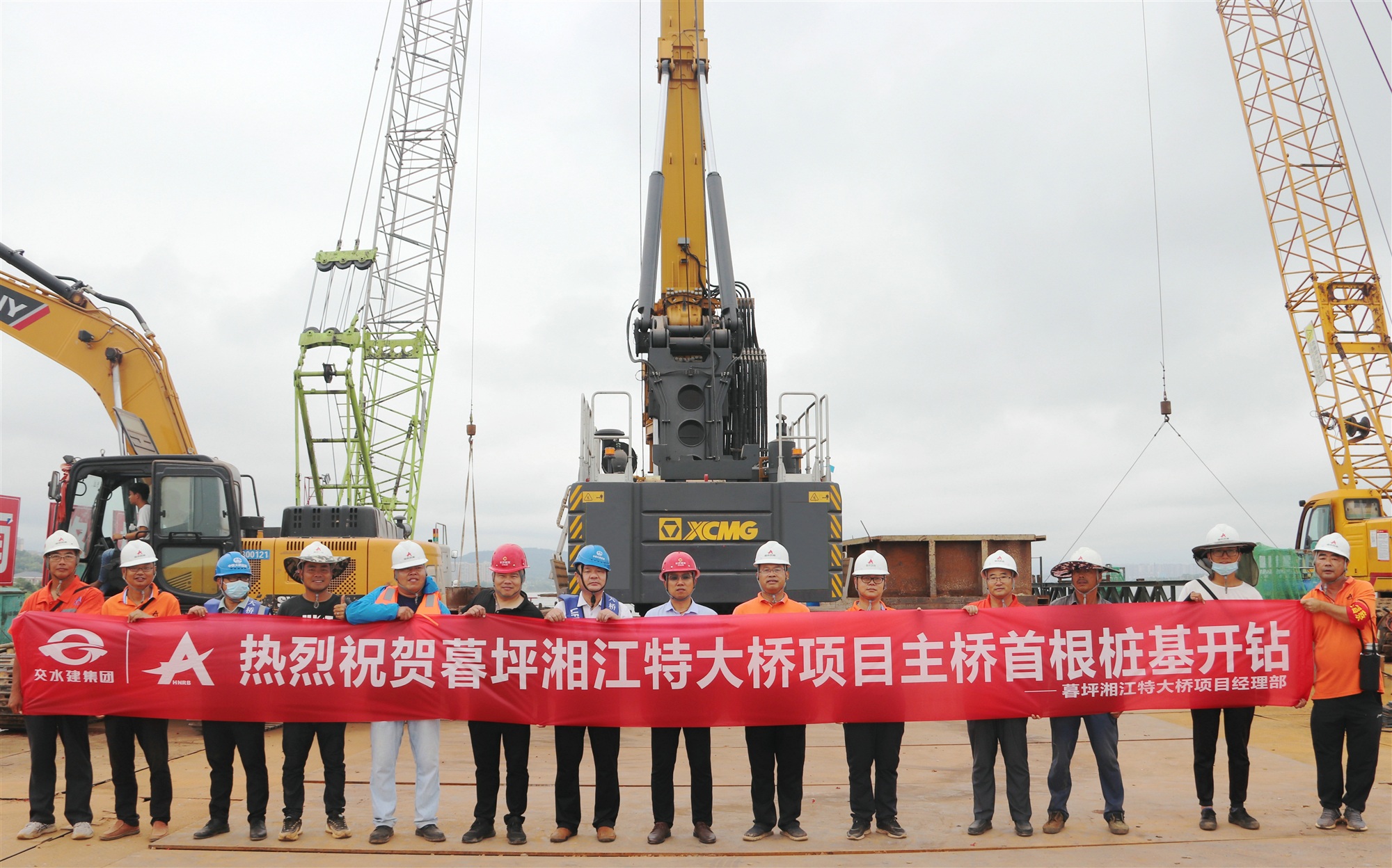 暮坪湘江特大桥主桥水中首桩顺遂开钻_副本.jpg