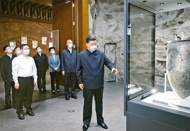 2023年6月2日，，，，，中共中央总书记、国家主席、中央军委主席习近平在北京出席文化传承生长座谈会并揭晓主要讲话。。。。。这是座谈会前，，，，，习近平2日下昼在中国历史研究院考察。。。。。 新华社记者 鞠鹏/摄