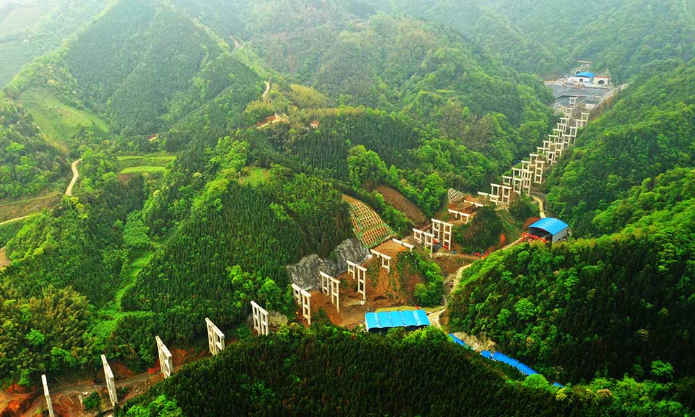 修建中的张官高速。。资料图