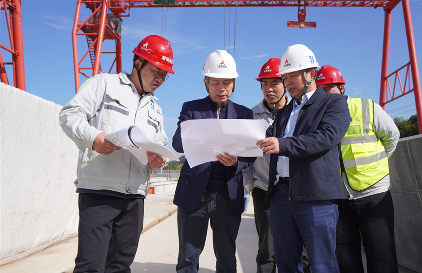 周强调研督导桃源枢纽二线桥梁项目建设_副本.jpg